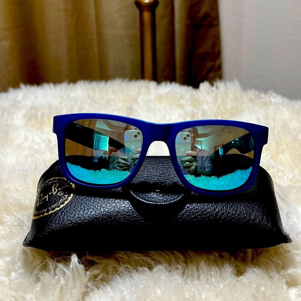 A female mirrored sun glasses from Ray ban in blue.